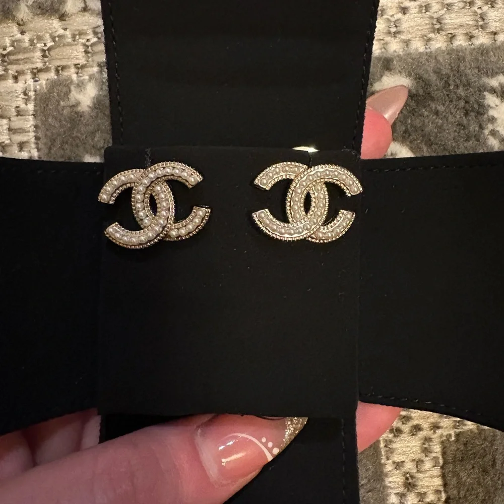CHANEL Gold and pearl Logo Earrings - Picture 3 of 11